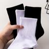 Calcetines de Color Sólido Blanco y Negro para Hombre Todo en Uno Sin Costuras Cuatro Estaciones Combinan con Todo Deportes Baloncesto Absorción de Sudor Algodón Peinado Calcetines Medios Modernos
