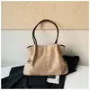 Bolsa de camurça casual retrô, nova coleção 2026, bolsa versátil para o dia a dia para mulheres, bolsa de ombro moderna e de grande capacidade