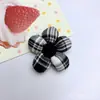 Tocado de Flores de Algodón Relleno a Cuadros Rojo y Negro Estéreo Accesorios de Ropa DIY Zapatos y Calcetines Bolsa Colgante Accesorios para Funda de Teléfono Móvil