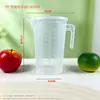 Taza medidora de plástico con tapa y escala en stock, especializada para tiendas de té de burbujas, jarra medidora doméstica de grado alimenticio, resistente a altas temperaturas