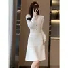 Vestido de Tricô Branco de Alta Qualidade Estilo Chanel para Mulheres, Novo Modelo Primavera e Outono 2026, Cintura Marcada, Emagrecedor, Elegante, Versátil
