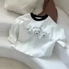Nueva camiseta base de manga larga para niños 2026 nuevo estilo unisex color block para bebé cuello redondo camiseta top de corazón de dibujos animados primavera y otoño