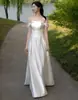 Vestido de Novia Ligero de Satén con un Diseño Sencillo de Hombros Caídos, Ofreciendo una Sensación Única y de Alta Gama Estilo Coreano, Corte Ajustado, Favorecedor para Sesiones de Fotos de Viaje al Aire Libre, y Adecuado para Salir