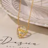 Exquisita cadena de clavícula de estilo europeo y americano con forma de corazón y colgante de letra de circonita incrustada hueca, collar de acero inoxidable apilable para novia