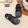 Moda Infantil Sapatos Mary Jane com Pedraria Fogos de Artifício Bico Fechado Chinelos Novo Estilo Verão 2026 Sapatos Princesa de Duas Vias Sapatos de Praia Tendência