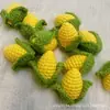 Colgantes hechos a mano terminados: caqui, cacahuete, manzana, fresa, melocotón, pera, llaveros, girasoles de hilo, productos tejidos al por mayor