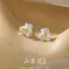 Aretes de Camelia, Lujo Accesible y Ropa Diaria Exquisita para Damas, Versátil Elegante, Diseño de Nicho, Aretes Nuevos de Gama Alta
