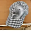 Nueva Gorra de Béisbol de Marca de Moda Primavera y Verano Bordado de Letras con Parte Superior Suave para Mujer, Gorra Versátil de Cuadros Estilo Coreano que Hace que la Cara Parezca Más Pequeña