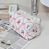 Bolsa de Maquiagem Vertical Estilo Ins com Estampa de Urso, Bolsa Almofada Portátil de Grande Capacidade para Viagem, Bolsa de Armazenamento para Cosméticos