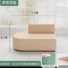 Oficina, guardería, vestíbulo de institución de formación, área de ocio y descanso, recepción, juego de sofá y mesa de centro para apartamento pequeño y sencillo