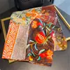 2025 Verano Más Vendido Delgado Versátil Protección Solar Bufanda Cuadrada Pequeña Elegante para Mujer Estampado de Seda Reductora de Edad Chal Pequeño Venta al por Mayor