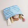 Bolsa de maquillaje simple a rayas bicolor, portátil y artística, adecuada para viajes, almacenamiento de productos para el cuidado de la piel, bolso de mano, bolsa tipo almohada