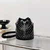 Bolso Nuevo Estilo Transfronterizo 2026 con Remaches, Bolso Cubo Punk, Bolso de Mano Pequeño, Bolso Cruzado con Cadena Versátil, Bolso Casual para Mujer