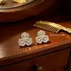 Lujo Ligero y Sensación de Alta Gama, Pendientes de Botón de Flor de Tres Pétalos Hueca Incrustados con Diamantes Súper Brillantes de Circonita, Pendientes Exquisitos y Compactos, Accesorios de Oreja de Moda y Versátiles