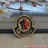 En stock venta al por mayor costura planchado tela insignia caricatura toalla bordado parche de avión insignia de león brazalete