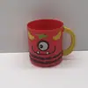 Los fabricantes suministran vasos de plástico para niños, tazas con diseño de Bob Esponja, vasos de agua para niños