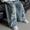 Jeans desgastados lavados para niños, estilo fino de primavera/verano, nuevo modelo 2026, pantalones largos holgados de pierna ancha para niños, pantalones de moda para niños