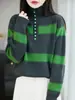 Outono e Inverno 2025 Novo Top de Tricô Simples Casual Listrado de Cores Contrastantes com Gola Alta e Botões Meio-Fechados, Versátil e Emagrecedor