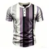 Camiseta Henley Masculina com Estampa Listrada Moda Gola Henley Botão Top Verão Solta Manga Curta para Uso Casual Diário