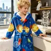 Roupão infantil com tema espacial para outono e inverno, roupão de flanela coral com capuz e amarração para meninos, roupão caseiro espesso para bebês