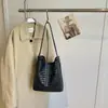 Bolso Cubo Retro Tejido de Gran Capacidad para Mujer 2026 Primavera Nuevo Versátil Textura de Alta Calidad Bolso de Hombro/Axila