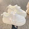 Tênis brancos de sola grossa para mulheres, nova coleção primavera/outono 2026, estilosos e confortáveis, perfeitos para uso casual e fáceis de combinar com qualquer roupa.