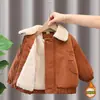 Chaqueta de algodón engrosada para niños, nuevo abrigo de invierno cálido con forro polar, ropa de invierno para bebés, elegante abrigo de algodón con cuello de pelo para niños pequeños y niños pequeños