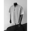 Camiseta masculina preta com tachas, zíper parcial e manga curta, camisa de manga curta para o verão, peso pesado, com um visual jovem e descolado