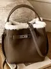 Bolso de Mano Pequeño Elegante de Alta Apariencia para Mujer 2025 Invierno Nueva Moda Bolso Cruzado Bolso Tote Pequeño Exquisito Bolso Cubo