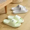 Pantuflas de baño con temática de oso, portátiles para residencias estudiantiles, hoteles y uso doméstico, con una sensación cómoda, estilo popular antideslizante para mujer, sandalias de baño para niñas
