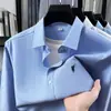 Camisa masculina de cor sólida em tecido oxford, moda primavera e outono, com bordado de pequeno logotipo de cavalo, camisa casual de manga comprida para homens