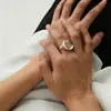 Anel simples de cristal branco transparente estilo coreano, moderno e elegante, design de nicho de alta qualidade, anel aberto personalizável para mulheres