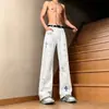 Calça jeans masculina estilo americano, de rua, com efeito desgastado e cruz, apresentando um design único de strass, perna reta com lavagem, levemente alargada.