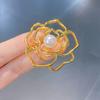 Camélia broche high-end das mulheres requintado estilo Chanel dourado oco flor corpete de alta qualidade terno pin acessórios