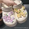 Novos Sapatos de Gatinho Flores Buracos Estéreo Acessórios para Sapatos Chinelos Infantis Universais Removíveis DIY Acessórios Fofos