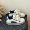 Zapatillas casuales estilo coreano que aumentan la altura, zapatos blancos de cordones versátiles de suela gruesa para mujer, nuevos mocasines deportivos Primavera 2026