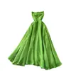 Vestido verde de tirantes para mujer, diseño de verano 2026, espalda sutilmente reveladora, entallado a la cintura, adelgazante, dobladillo amplio, vestido largo para vacaciones