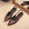 Zapatos de tacón alto de punta fina estilo francés con tacón grueso y espalda descubierta, nuevos zapatos de trabajo elegantes estilo hada de cuero suave para mujer temporada primavera/otoño 2025