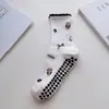 Calcetines de Yoga Blancos para Mujer, Longitud Media hasta la Pantorrilla, Deportivos de Encaje Antideslizantes Profesionales para Fitness Pilates, Combinados con Pantalones de Tiburón
