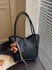 Bolsas de mano para mujer transfronterizas, nuevo modelo 2026, bolso de hombro y bandolera de alta gama a la moda para mujer, bolso de mano simple para el día a día, bolso tipo cubo