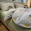 Novo Conjunto de Roupa de Cama 2026, Capa de Colcha, Conjunto de Três Peças de Algodão Gaze Dupla para Dormitório Estudantil, Conjunto de Quatro Peças Estilo Botão