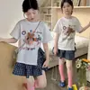Conjunto de Verano Súper Elegante para Niñas 2026 Nuevo Estilo Camiseta de Manga Corta Estilo Coreano y Falda a Cuadros para Niños Mayores
