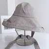Sombrero de pescador de lino a cuadros con cordones para mujer, sombrero versátil de verano para protección solar que hace que la cara se vea más pequeña
