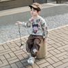 Moletom com Capuz Grafite Nezha para Meninos Roupa de Primavera e Outono 2026 Conjunto de Duas Peças Esportivo Fresco e Estiloso para Crianças Pequenas
