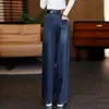 Nuevos jeans de tiro alto y pierna ancha para mujer, lavados y desgastados, con corte recto y holgado, estilizan figuras petite y son de largo hasta el suelo.