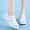 Zapatos de Enfermera de Suela Gruesa con Velcro Fáciles de Poner y Quitar Blancos Para Personal Médico Zapatitos Blancos Zapatos de Trabajo Hospitalario Fabricante Venta al por Mayor en Stock
