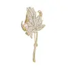 Estilo Coreano Moda Simple Broche Hoja de Arce Incrustado de Diamantes Perla de Agua Dulce Dorado Elegante Elegante Elegante Alfiler de Camisa Ramillete