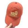 Gorra de béisbol bordada en inglés de estilo callejero americano para mujer, gorra de pico versátil casual nueva de primavera/verano para hombre, sombrero de protección solar