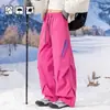 Popular conjunto de dos piezas unisex tres en uno para 2026 de pantalones de esquí deportivos a prueba de viento, impermeables, cálidos y resistentes al frío