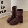 Botas negras retro versátiles de tacón grueso para mujer, nuevo modelo otoño 2026, que aumentan la altura para mujeres petite, botines ajustados para combinar con faldas